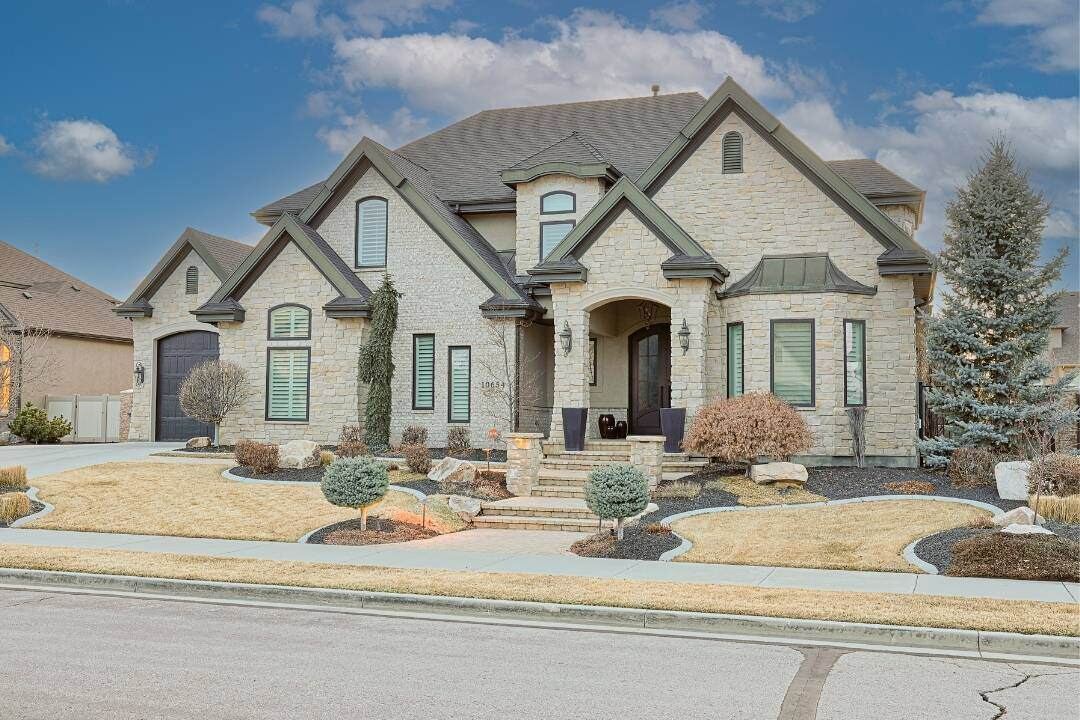 Home in daylight with the permanent lighting channel run along every roofline